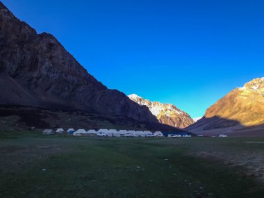 Sarchu Leh - Manali karayolu, çadır kamp. Leh - Manali bir otoban kuzey Hindistan'da Leh Ladakh Jammu ve Keşmir devlet ve Manali Himachal Pradesh devlet bağlayan yoldur.