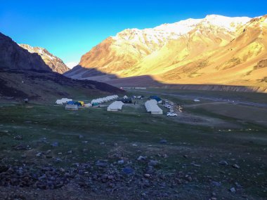 Sarchu Leh - Manali karayolu, çadır kamp. Leh - Manali bir otoban kuzey Hindistan'da Leh Ladakh Jammu ve Keşmir devlet ve Manali Himachal Pradesh devlet bağlayan yoldur.