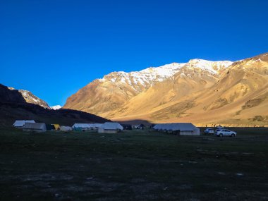 Sarchu Kampı, Manali- Leh, Ladakh, Hindistan - 6 Temmuz 2014: Sarchu kamp çadırı, Manali-Leh karayolu, Ladakh, Hindistan