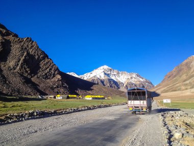 Sarchu Kampı, Manali- Leh, Ladakh, Hindistan - 6 Temmuz 2014: Kamyon onmanali-Leh karayolu, Sarchu kampı, Ladakh, Hindistan