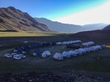 Sarchu Kampı, Manali- Leh, Ladakh, Hindistan - 6 Temmuz 2014: Sarchu kamp çadırı, Manali-Leh karayolu, Ladakh, Hindistan