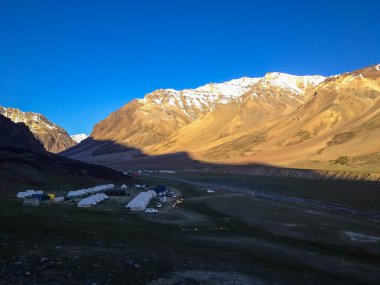 Sarchu Leh - Manali karayolu, çadır kamp. Leh - Manali bir otoban kuzey Hindistan'da Leh Ladakh Jammu ve Keşmir devlet ve Manali Himachal Pradesh devlet bağlayan yoldur.