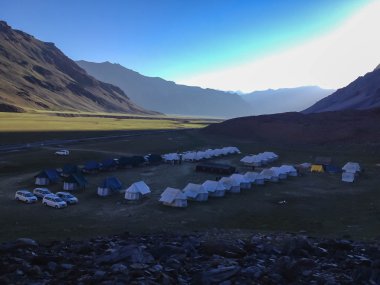 Sarchu Kampı, Manali- Leh, Ladakh, Hindistan - 6 Temmuz 2014: Sarchu kamp çadırı, Manali-Leh karayolu, Ladakh, Hindistan