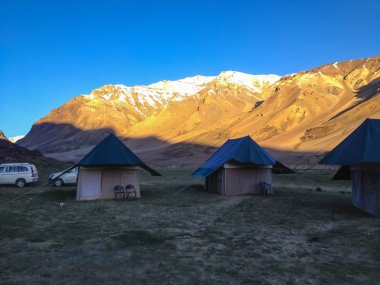 Sarchu Leh - Manali karayolu, çadır kamp. Leh - Manali bir otoban kuzey Hindistan'da Leh Ladakh Jammu ve Keşmir devlet ve Manali Himachal Pradesh devlet bağlayan yoldur.