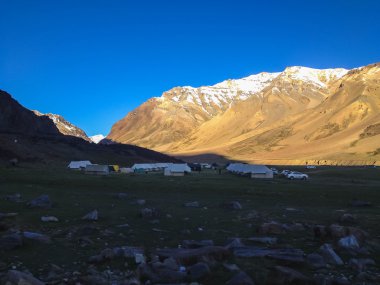 Sarchu Kampı, Manali- Leh, Ladakh, Hindistan - 6 Temmuz 2014: Sarchu kamp çadırı, Manali-Leh karayolu, Ladakh, Hindistan