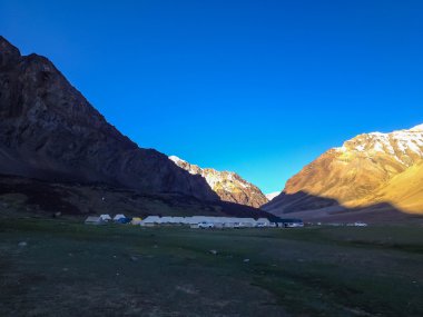 Sarchu Leh - Manali karayolu, çadır kamp. Leh - Manali bir otoban kuzey Hindistan'da Leh Ladakh Jammu ve Keşmir devlet ve Manali Himachal Pradesh devlet bağlayan yoldur.