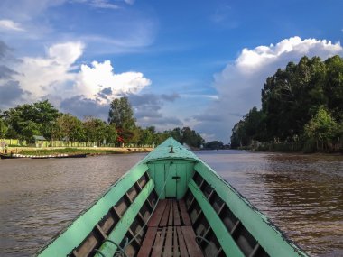 Tekne limandan ayrılır, Inle Gölü, Myanmar (Burma)