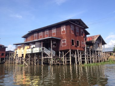 Inle Gölü, Myanmar - 26 Mayıs: Stilted evlerde Inle Gölü, Myanmar üzerinde 26 Nisan 2014 Köyü