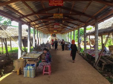 Nyaung Shwe, Myanmar - 26 Mayıs - Yerel halk 26 Mayıs 2014 tarihinde Nyaung Shwe, Inle Gölü, Myanmar 'da yerel pazarda taze ürün, yiyecek ve hediyelik eşya satmaktadır..