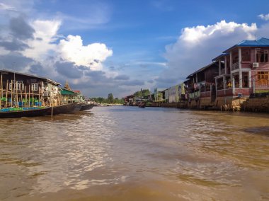 Inle Gölü, Myanmar - 25 Mayıs 2014: Köyü, tekne ve yerel halkın yaşam tarzı Inle Gölü iskelede