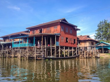 Shan, Myanmar - 26 Mayıs 2014: Inle Gölü, Myanmar 'da geleneksel yüzen köy evleri. Inle Gölü, Shan State 'in Taunggyi ilçesinin Nyaungshwe ilçesinde yer alan bir tatlı su gölüdür..