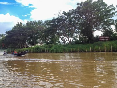 Inle Gölü, Myanmar - 25 Mayıs 2014: Köyü, tekne ve yerel halkın yaşam tarzı Inle Gölü iskelede
