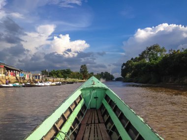 Inle Gölü, Myanmar - 25 Mayıs 2014: Tekne limandan ayrılır, Inle Gölü, Myanmar (Burma)