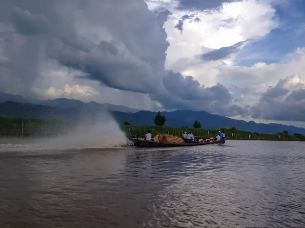 Inle Lake Myanmar Mayo 2014 Pueblo Barco Estilo Vida Gente — Foto de Stock