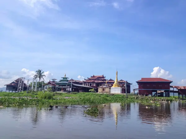 Monastério Budista Birmanês Madeira Lago Inle Mianmar — Fotografia de Stock