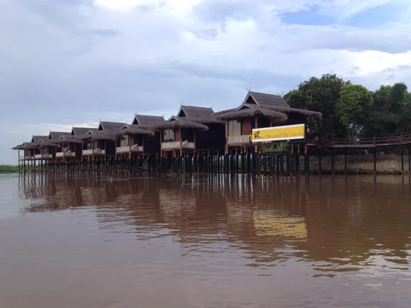 インレー湖で ミャンマー 2013 パラマウント インレー リゾート インレー湖の水のヴィラ コテージ スタイル — ストック写真