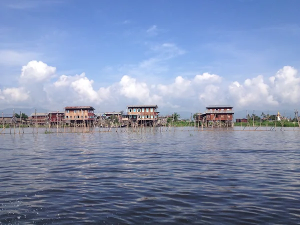 Case Dorate Nel Villaggio Sul Lago Inle Myanmar — Foto Stock