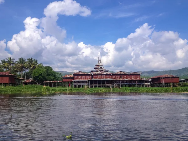 Monastério Budista Birmanês Madeira Lago Inle Mianmar — Fotografia de Stock