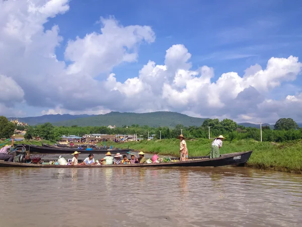 Inle Lake Myanmar Mayo 2014 Barco Cola Larga Vendedor Local — Foto de Stock