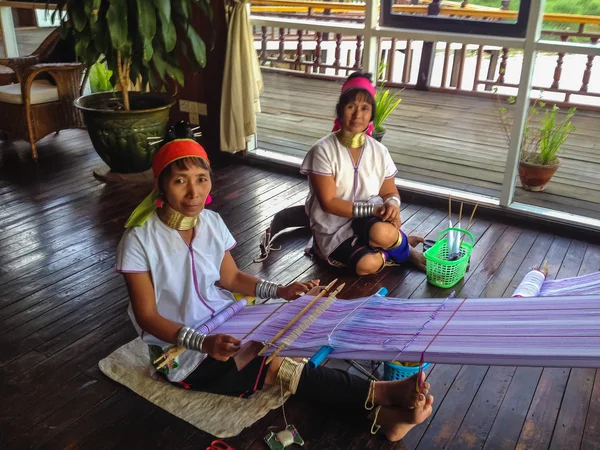Inle Lake, Myanmar - 25 Mayıs 2014: Karen Long Neck Hill kabilesi. Geleneksel kostümlü uzun boyunlu kadın..