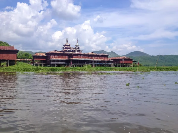 Monastério Budista Birmanês Madeira Lago Inle Mianmar — Fotografia de Stock