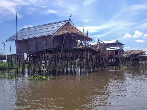 Casas de pueblo flotantes tradicionales en Inle Lake, Myanmar — Foto de Stock