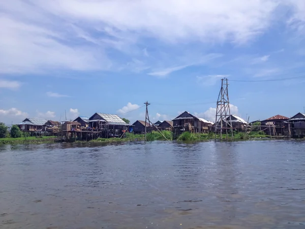 Traditionele, zwevende dorpswoningen in Inlemeer, Myanmar — Stockfoto