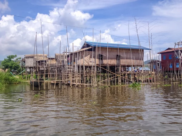 Casas de pueblo flotantes tradicionales en Inle Lake, Myanmar — Foto de Stock