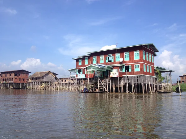 INLE LAKE, MIANMAR - MAIO 26: Casas inclinadas na aldeia no lago Inle, Mianmar, em 26 de maio de 2014 — Fotografia de Stock