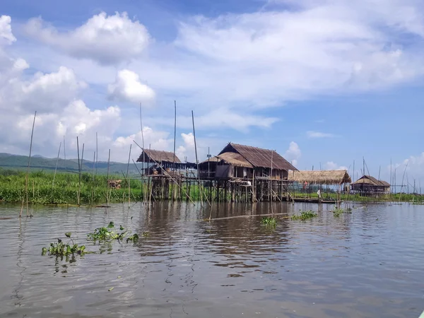 Casas de pueblo flotantes tradicionales en Inle Lake, Myanmar — Foto de Stock