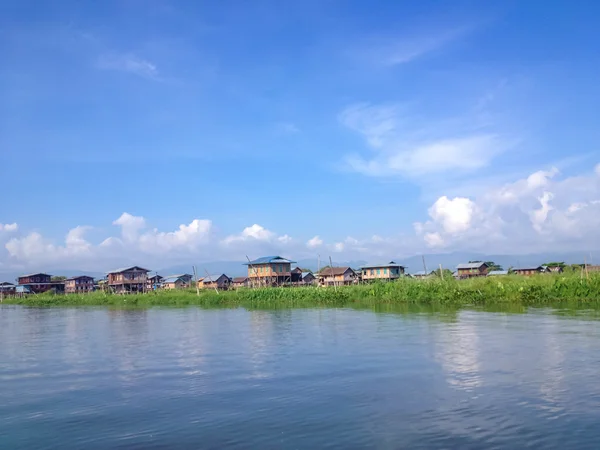 Casas de pueblo flotantes tradicionales en Inle Lake, Myanmar — Foto de Stock