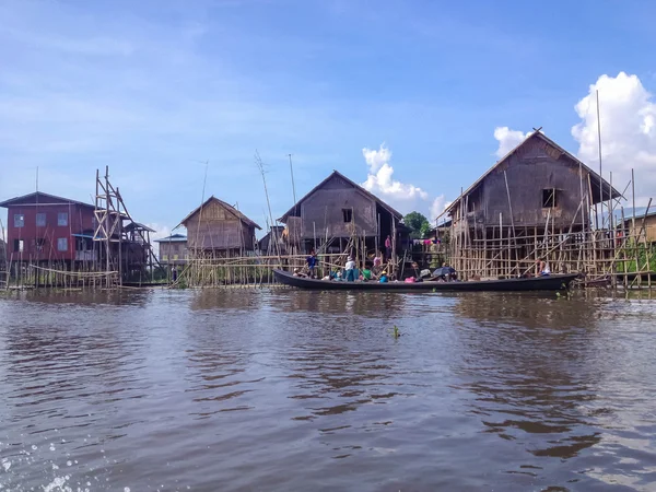 INLE LAKE, MYANMAR - 26 MAI 2014: Localnicii sunt pe barca cu coada lunga in fata satului plutitor din Inle Lake, Myanmar — Fotografie, imagine de stoc