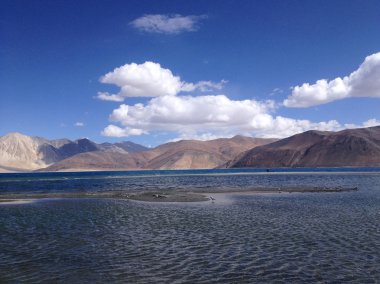 Pangong Gölü (Pangong Tso) Leh, Ladakh, Jammu ve Kashmir, Hindistan.