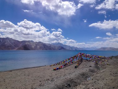 Pangong Gölü ve dua bayrağı, Leh, Ladakh, Hindistan