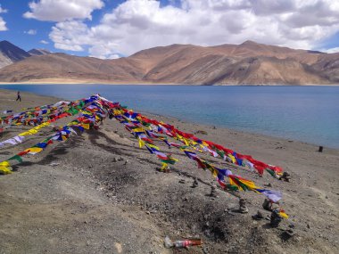 Pangong Gölü ve dua bayrağı, Leh, Ladakh, Hindistan