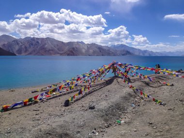 Pangong Gölü ve dua bayrağı, Leh, Ladakh, Hindistan