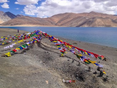 Pangong Gölü ve dua bayrağı, Leh, Ladakh, Hindistan