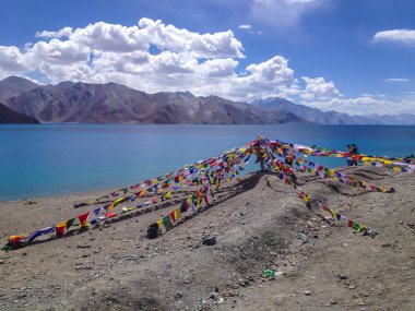 Pangong Gölü ve dua bayrağı, Leh, Ladakh, Hindistan