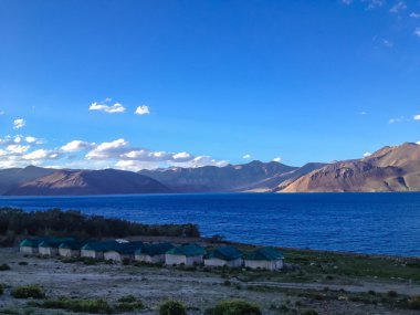 Pangong Gölü, Leh, Ladakh, Hindistan 'da turist kampı.