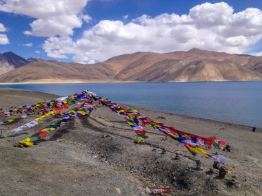 Pangong Gölü (Pangong Tso) dua bayraklarıyla, Ladakh, Jammu ve Kashmir, Hindistan