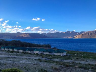 Pangong Gölü, Leh, Ladakh, Hindistan 'da turist kampı.