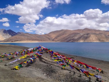 Pangong Gölü (Pangong Tso) dua bayraklarıyla, Ladakh, Jammu ve Kashmir, Hindistan