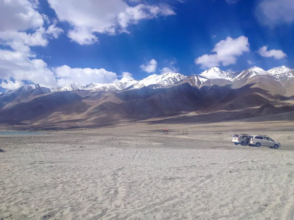 Lago Pangong Tso Enorme Lago Ladakh Con Picos Nieve Cielo — Foto de Stock