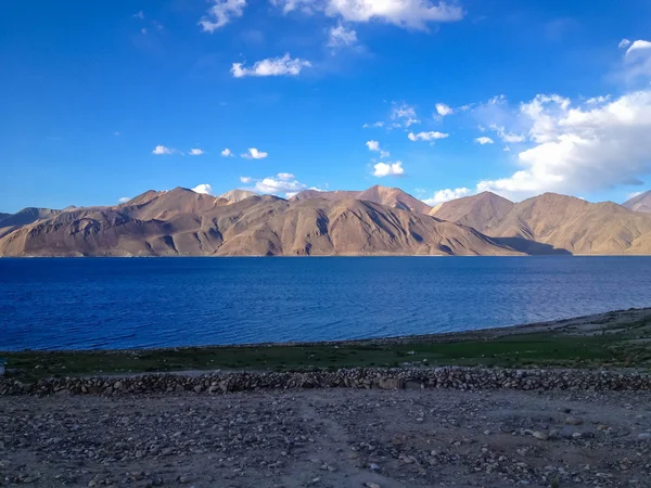 Горы Пангонг Озеро Огромное Озеро Ладакхе Снежными Вершинами Голубым Небом — стоковое фото