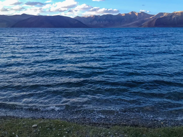 Pangong Tso Озеро Величезне Озеро Ладакху Сніжними Вершинами Синім Небом — стокове фото