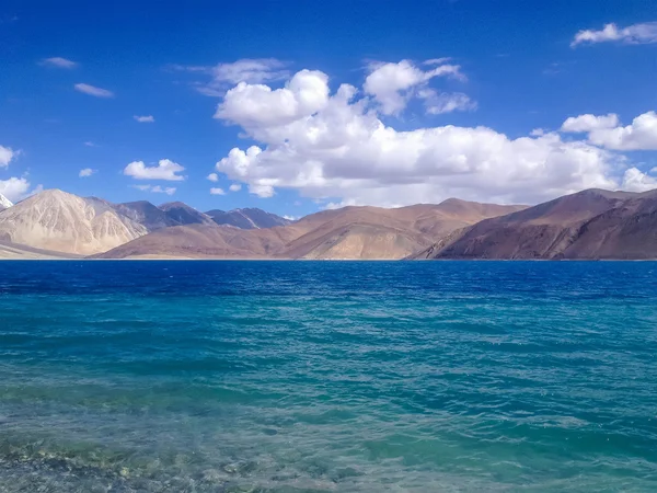 Lago Pangong Tso Enorme Lago Ladakh Con Picos Nieve Cielo —  Fotos de Stock