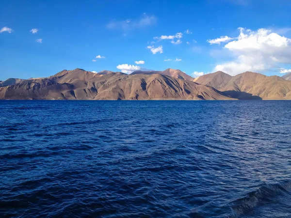 Pangong Tso Озеро Огромное Озеро Ладакхе Снежными Вершинами Голубым Небом — стоковое фото