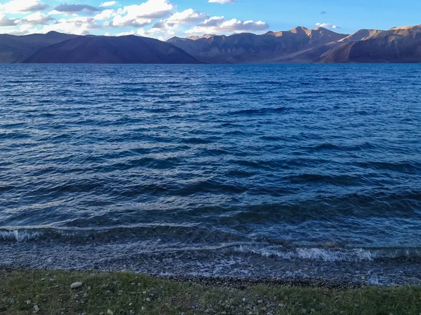 Pangong Tso 它是拉达克的一个巨大的湖泊 背景是雪峰和蓝天 从印度延伸到西藏 Leh Ladakh Jammu Kashmir India — 图库照片