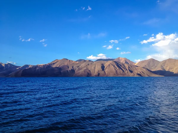 Pangong Tso Jezioro Jest Wielkie Jezioro Ladakh Śnieżnymi Szczytami Błękitnym — Zdjęcie stockowe