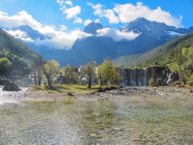 Mavi Ay Vadisi, Yeşim Ejder Karlı Dağı, Lijiang, Yunnan Çin.